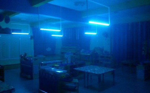 学校使用紫外线灭菌灯室内消毒
